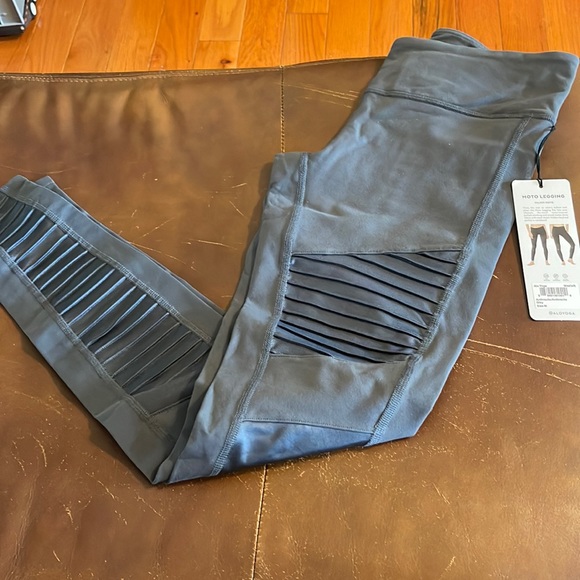 NWOT Alo Yoga Moto Legging Gray M